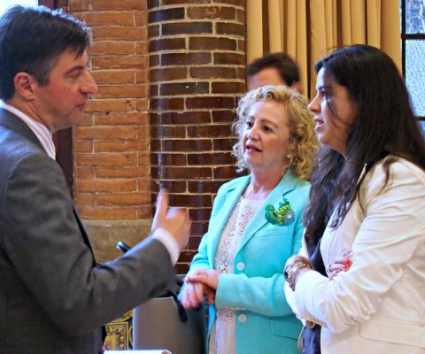 El Dr. Andrea Gavinelli hablando con la Prof. Dra. Teresa Giménez-Candela y Inés Real Alves de Sousa