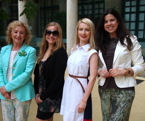  La Prof. Dra. Teresa Giménez-Candela con las alumnas Elizabeth Montero Romero, Tisa Kosem y Inés Real Alves de Sousa